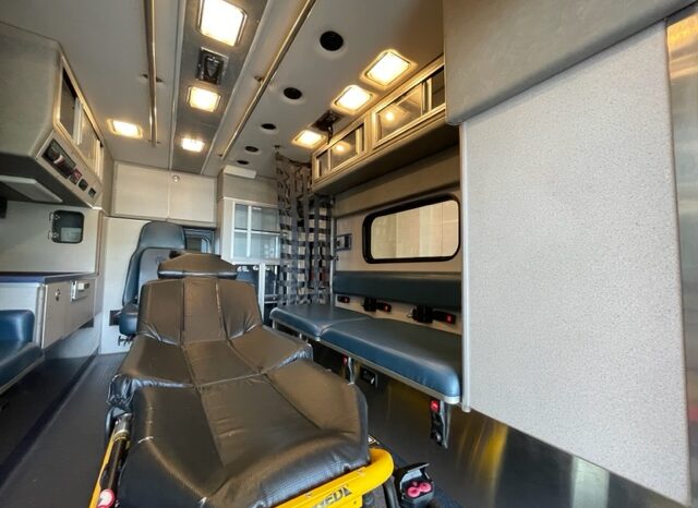 2009 F450 4×4 Super Duty  Road Rescue Medium Duty Ambulance 50k Miles full