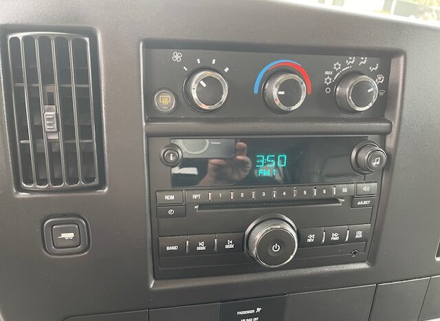 2010 GMC Savana 3500 12 Passenger LS Extended Van full